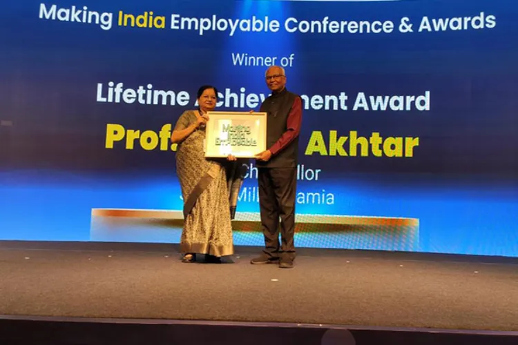 Jamia Vice Chancellor receiving the Lifetime Achievement award