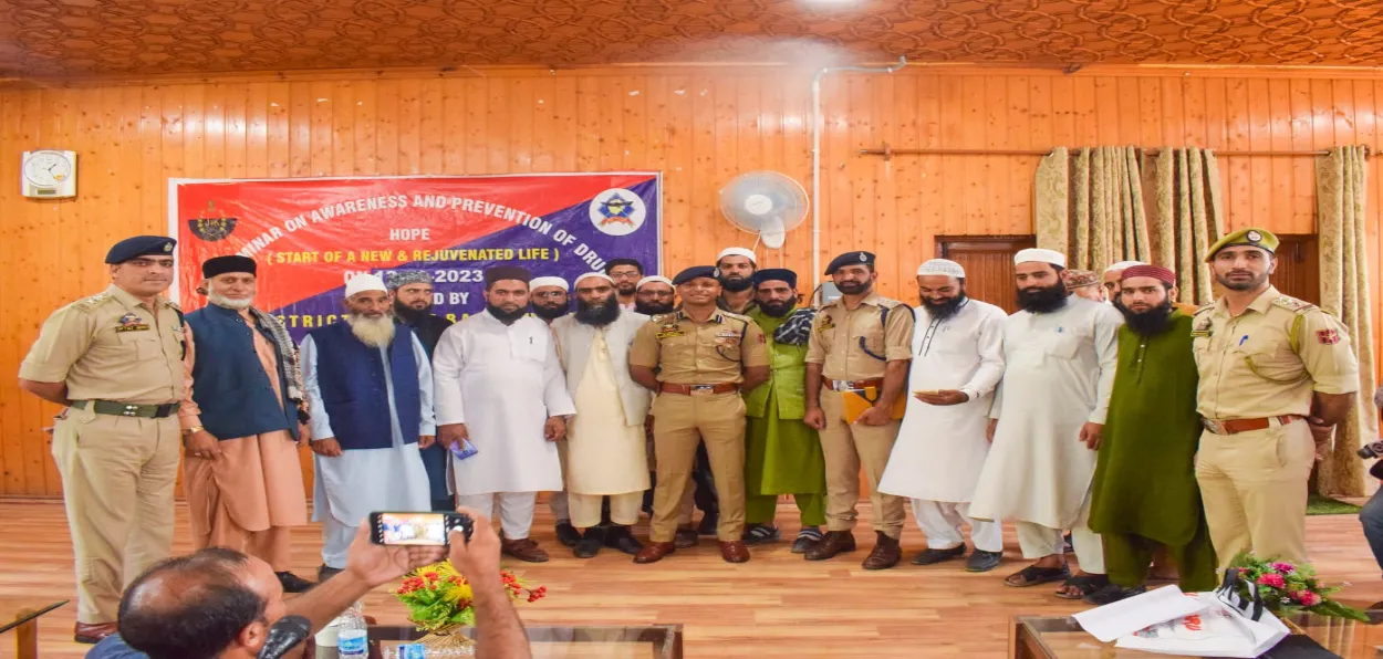 Local Moulvis and Imams with SSP Amod Ashok Nagpure and other Police officers at the anti-drug conference (Batamulla Police).