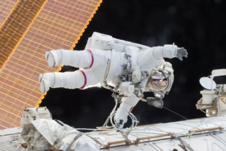 Astronauts  are at greater risk of fractures during long-duration spaceflight 