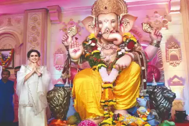  Lalbaugcha Raja: Actress Sanya Malhotra paid homage to the Lord