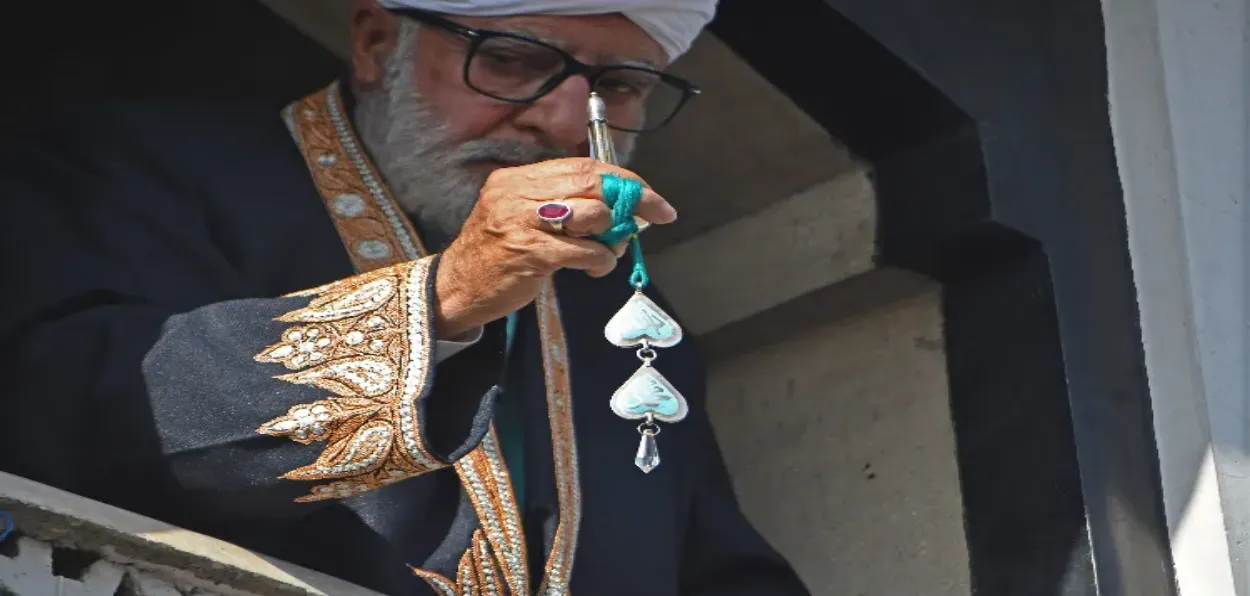 Mutawali displaying the casket with the Holy Relic at the Hazratbal shrine