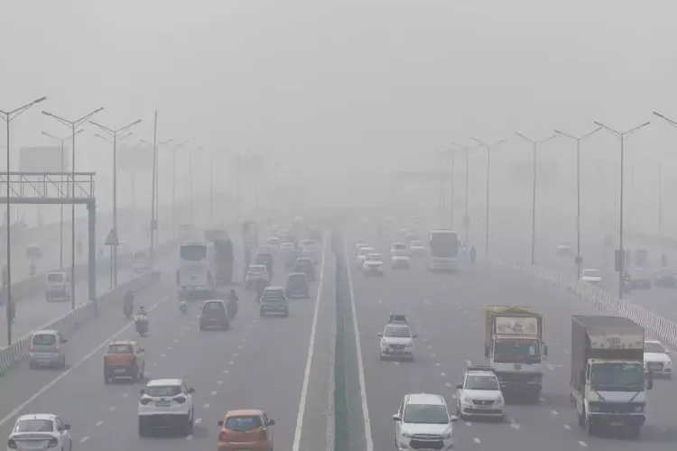 A picture showing how pollution affects Delhi