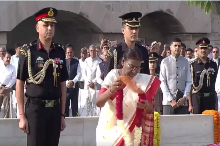 President Draupadi Murmu paying tributes to Mahatma Gandhi at Raj Ghat
