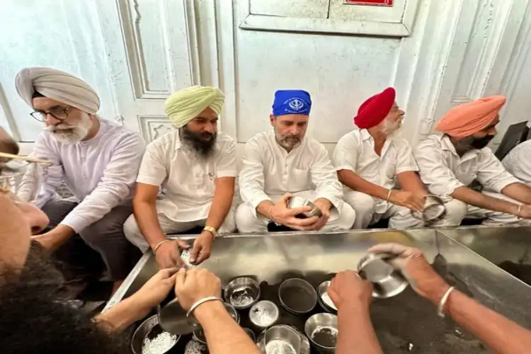Congress leader Rahul Gandhi washing dishes at Golden Temple, Amritsar