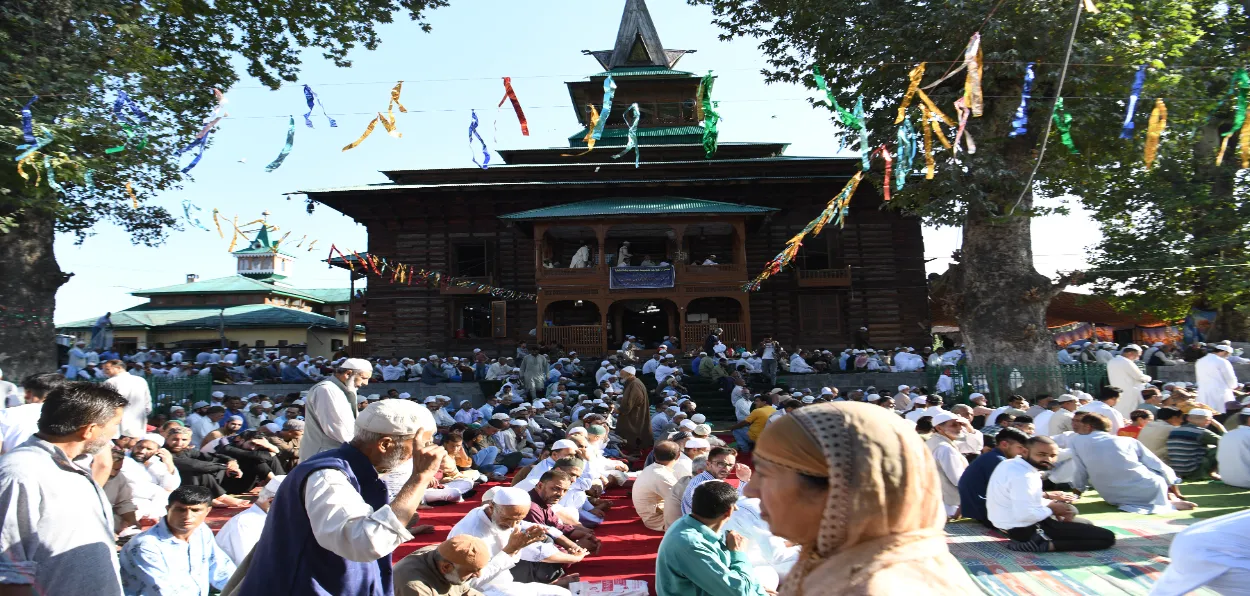 Muslim praying at the shrine of Sufi Naqshband Sahib in Srinagar (Basit Zargar)