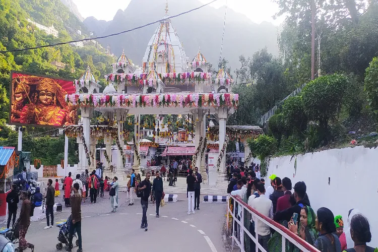 Devotees waiting in the queue to enter the shrine cave of Mata Vaishno Devi