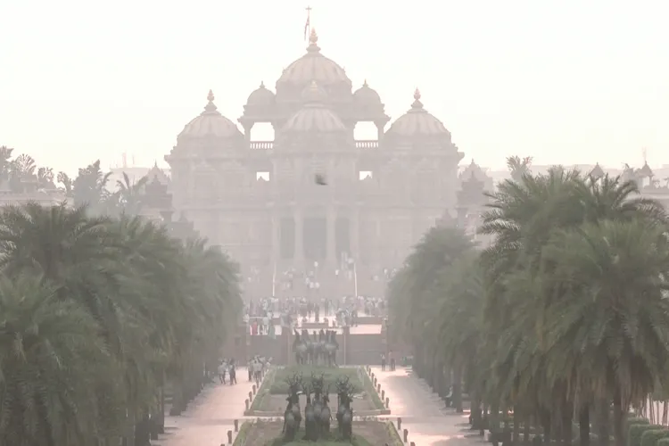 New delhi's Akshardham Temple under a lawyer of smog 