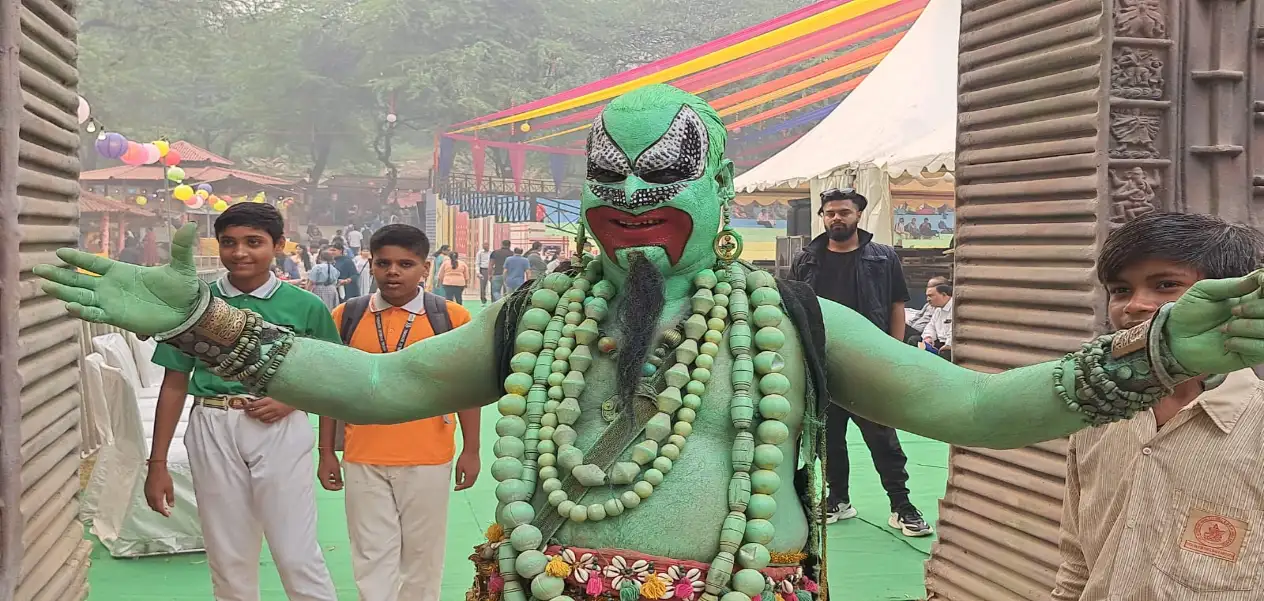 Feroz Bahurupiya performing at Surajkund mela