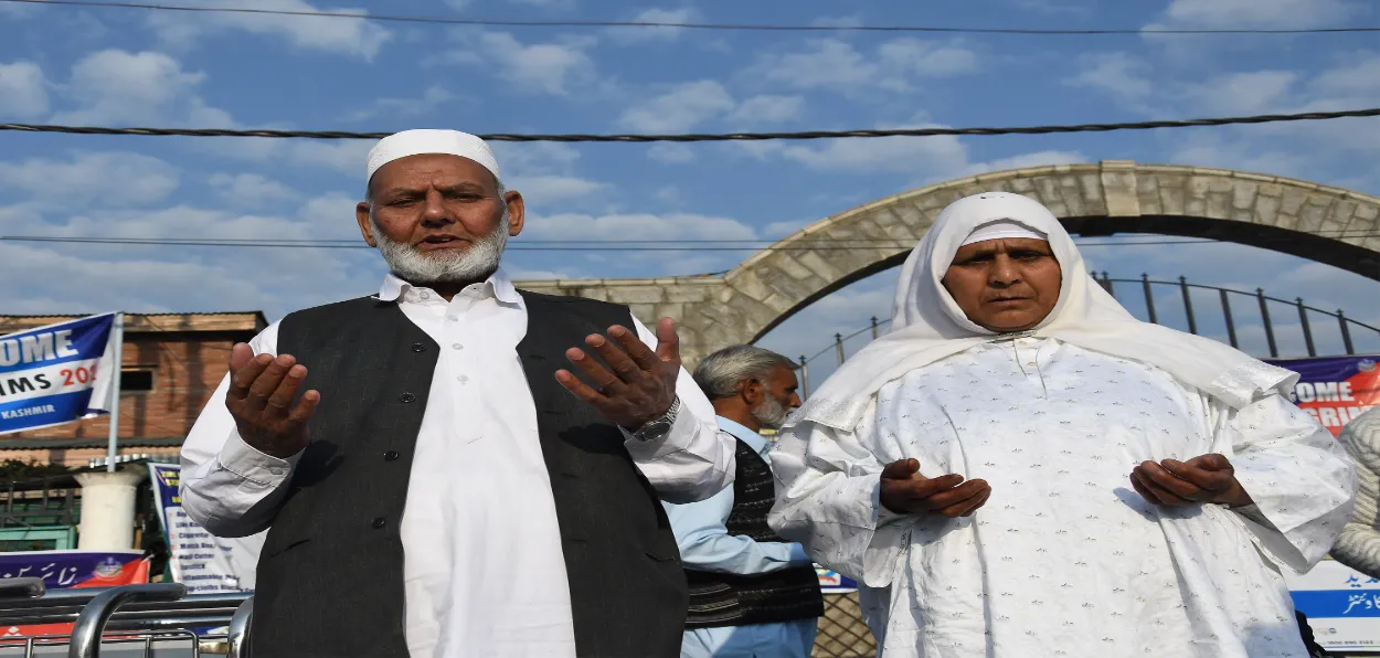 A Muslim couple praying in Srinagar (Basit Zargar)