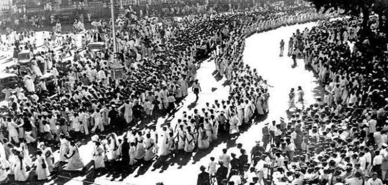 Indian marching peacefully to protest against the British rule 
