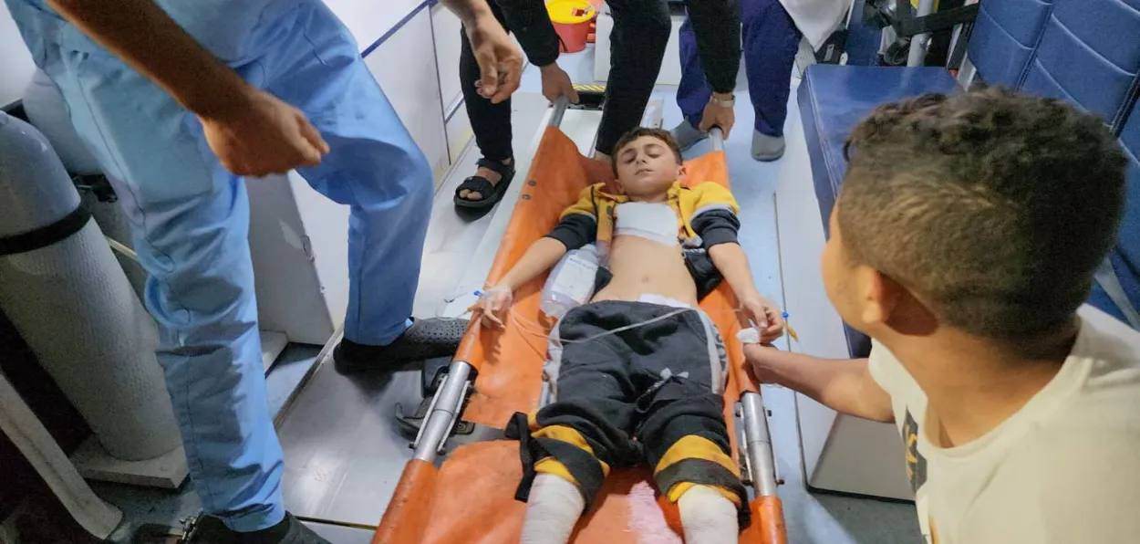 A Gazan boy being shifted to a hospital after Israelis attacked a school in Gaza (Courtesy: Times of Gaza)