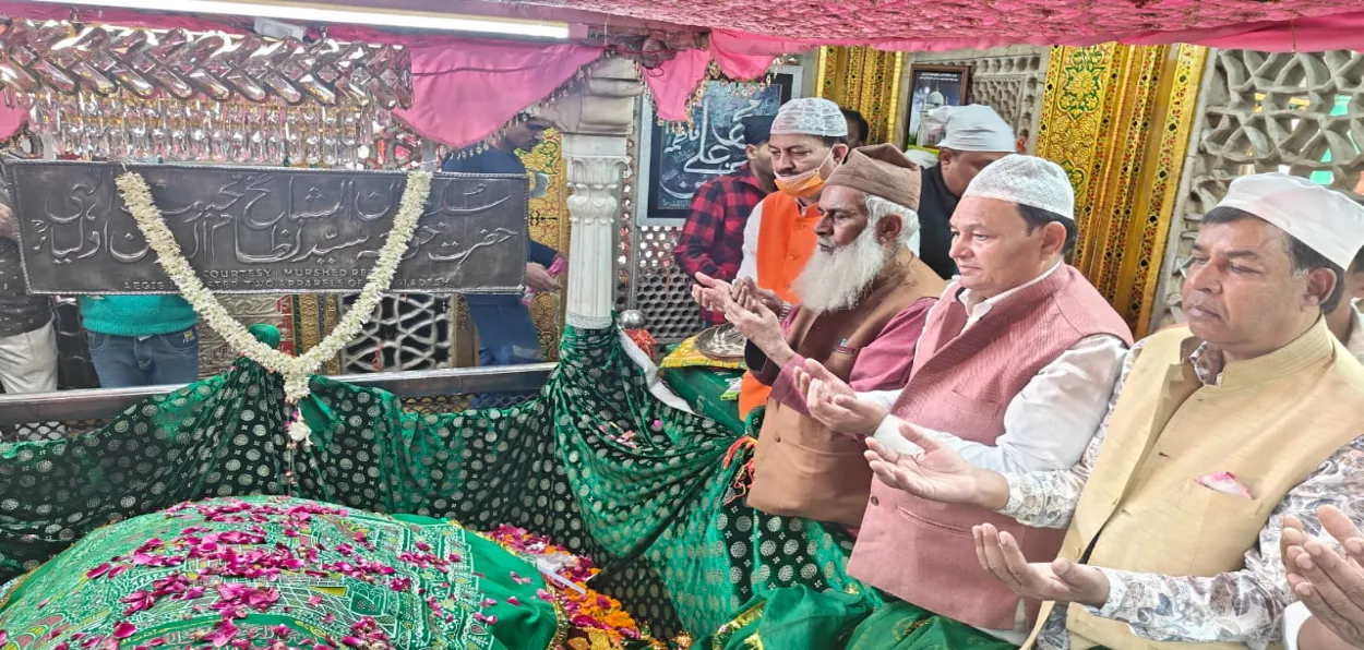 members of Pasmanda Muslim Samaj Utthan Samiti Sangh praying at Hazrat Nizamuddin for Team India's success