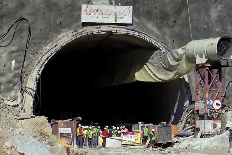 Rescue workers at the entrance of the tunnel