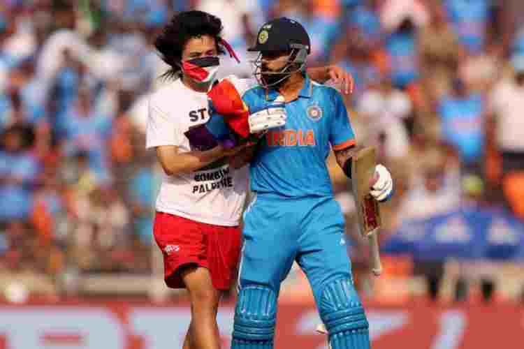 Australian spectator who rushed inside the field during the final of WCC with Virat Kohli (X)