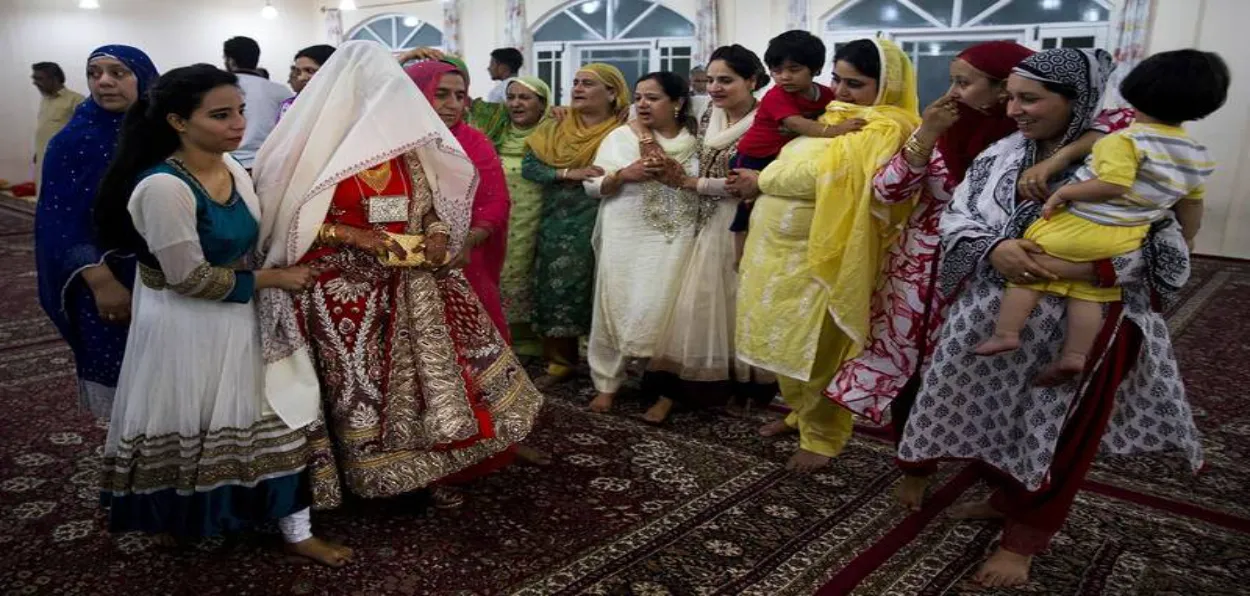 A Kashmiri Muslim bride surrounded by relatives (Courtesy: Gyawun)