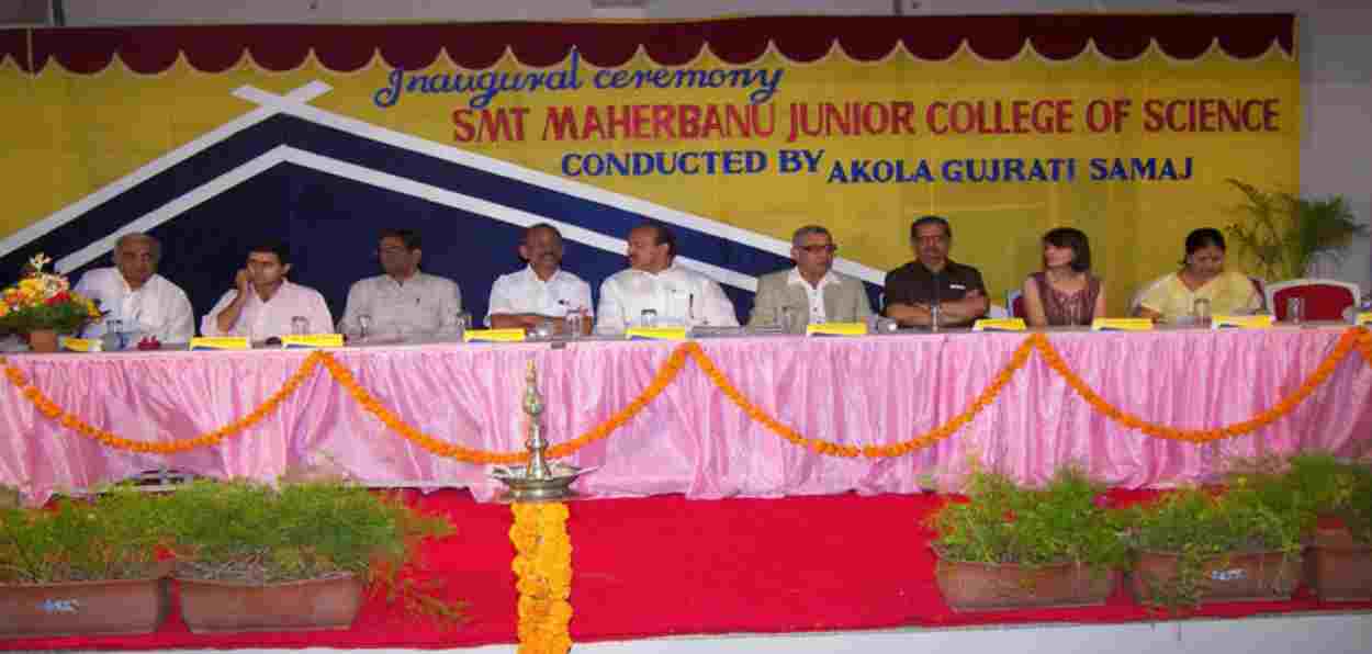 Mansoor Ali Kamaruddin (Fourth from left) and Mehrunisa (Second from left) on the dais at the inauguration of the college in Akola