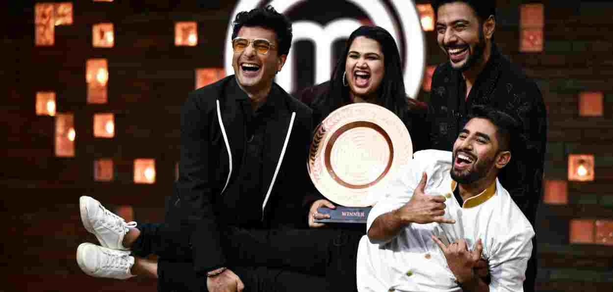 MasterChef India 2023 winner Mohammad Ashiq being lifted by Judges Vikas Khanna, Pooja (holding the trophy for Ashiq) and Ranveer Brar