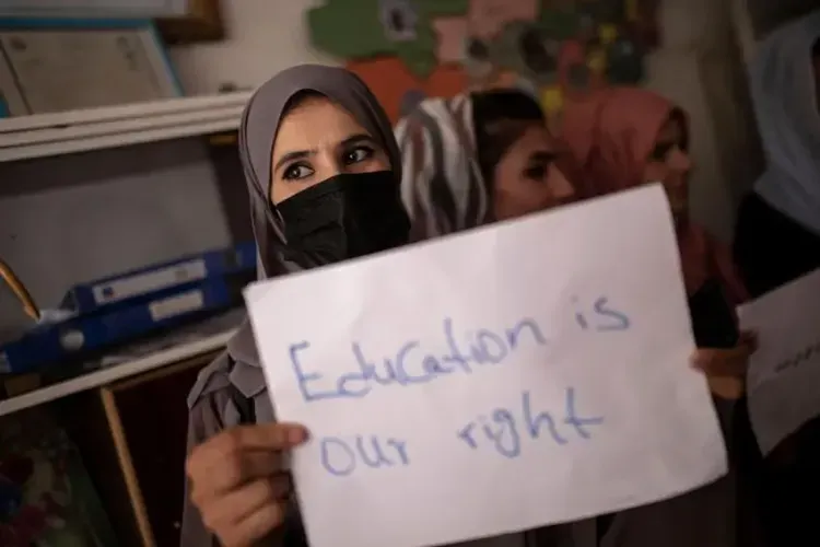 Afghan girls demand right to carry on with their education