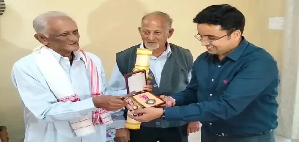 Imran Shah receiving the Padam Shri award