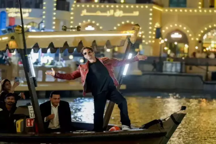 Actor Shah Rukh Khan in his iconic pose at the Dunki drone show 