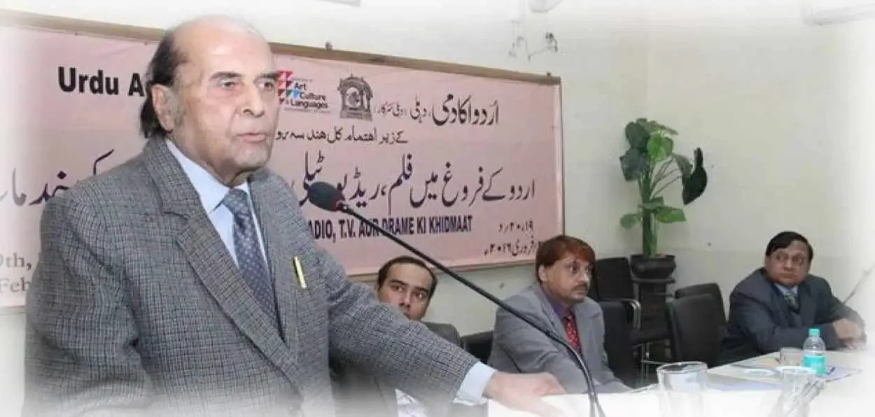 Zubair Rizvi speaking at a function of Urdu aCADEMY