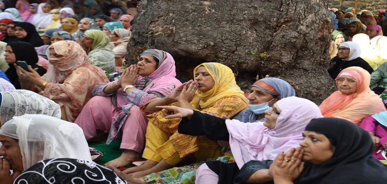 Muslim women praying in a dargah in Srinagar, Kashmir (Basit Zargar)