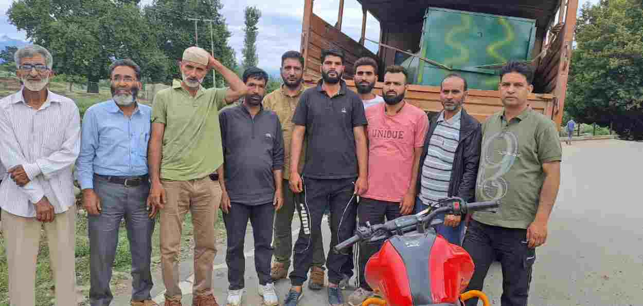 Officials of the J&K Wildlife Protection Department with a tranquilised animal (In the truck behind) at Panzgam village