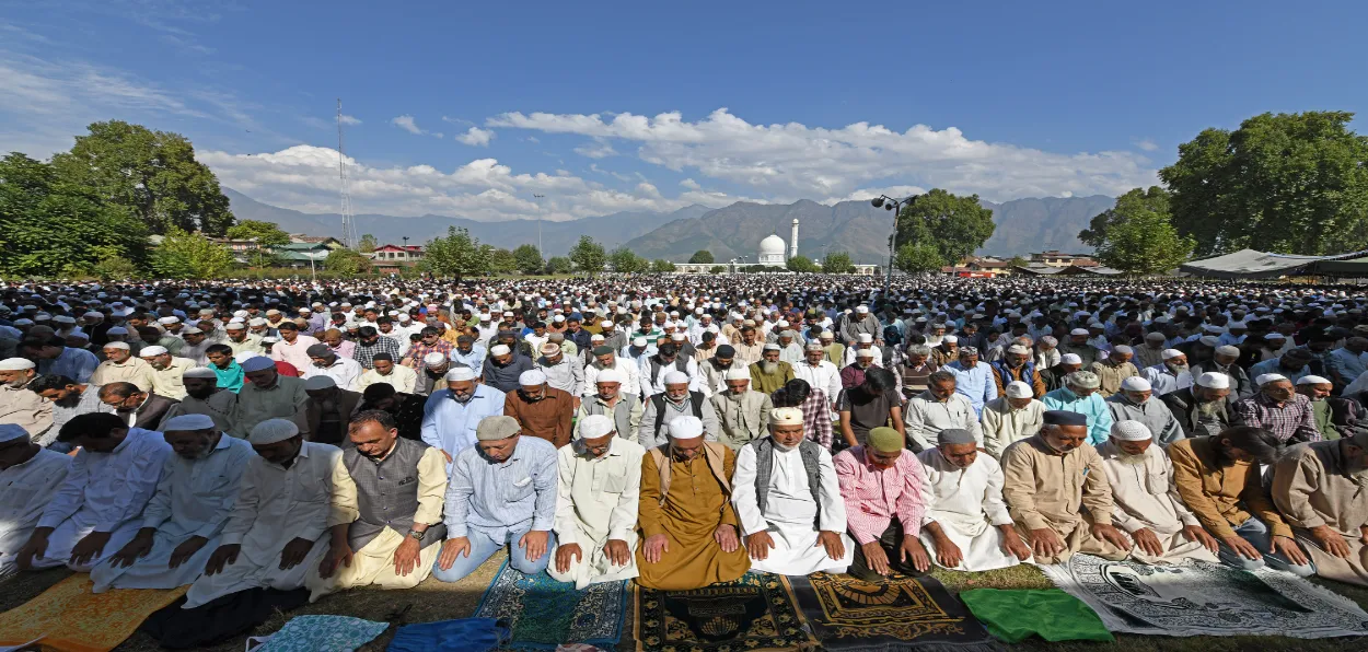 Muslims praying on a friday in Srinagar's Hazratbal Shrine (Basit Zargar)