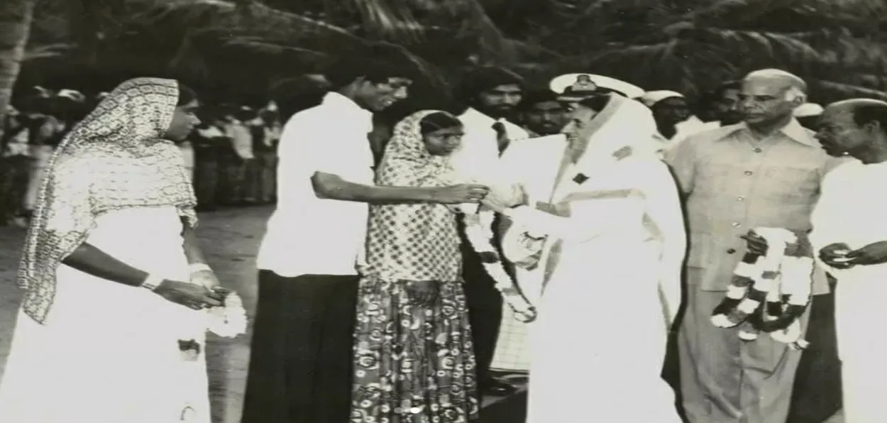 PM Indira Gandhi with Tourists at Lakshadweep