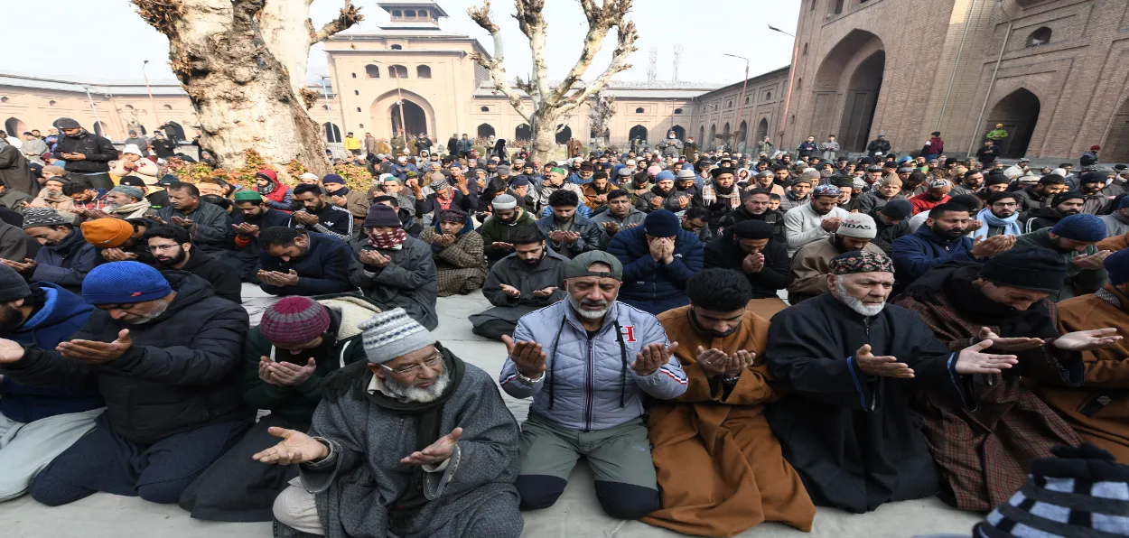 Muslims Praying in Srinagar (Basit Zargar)