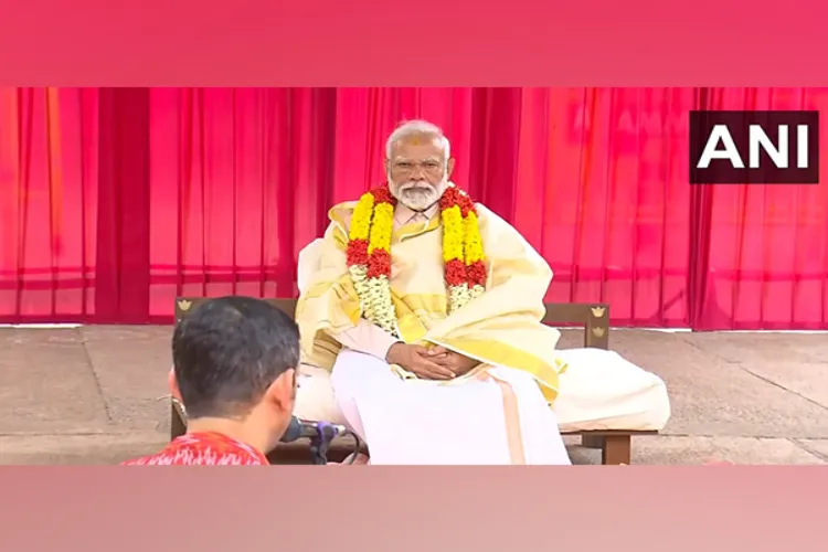 Prime Minister Narendra Modi listening to 'Kamba Ramayanam' in Trichy's Sri Ranganathaswamy Temple
