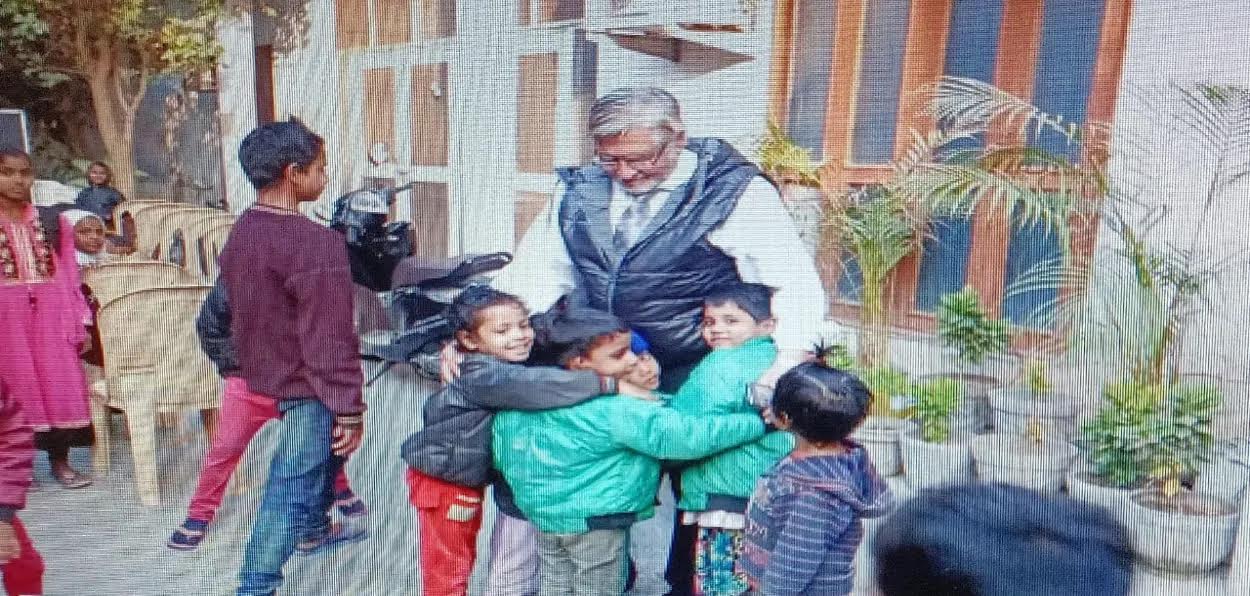 Dr. Mohsin Raza with children of Umeed center