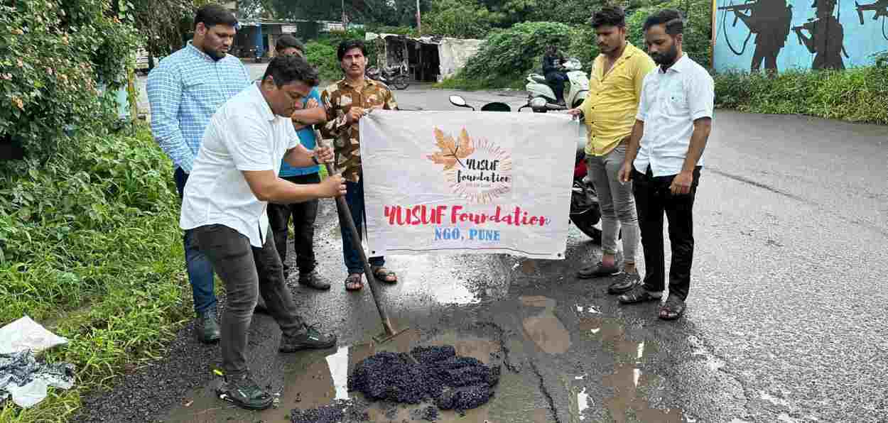 Javed Shaikh filling potholes of the roads in Pune