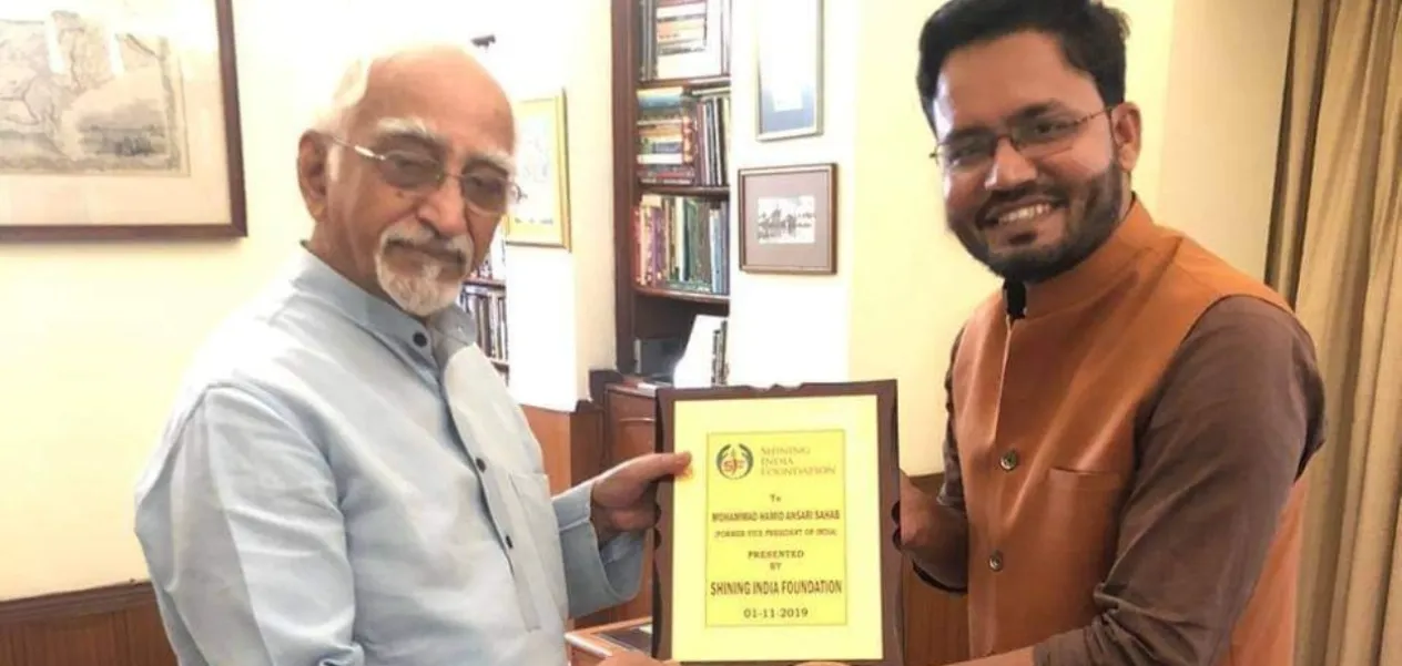 Former Vice President of India, Shri Hamid Ansari presenting a memento  to M Ghazi, Chairperson of Shinning India Foundation