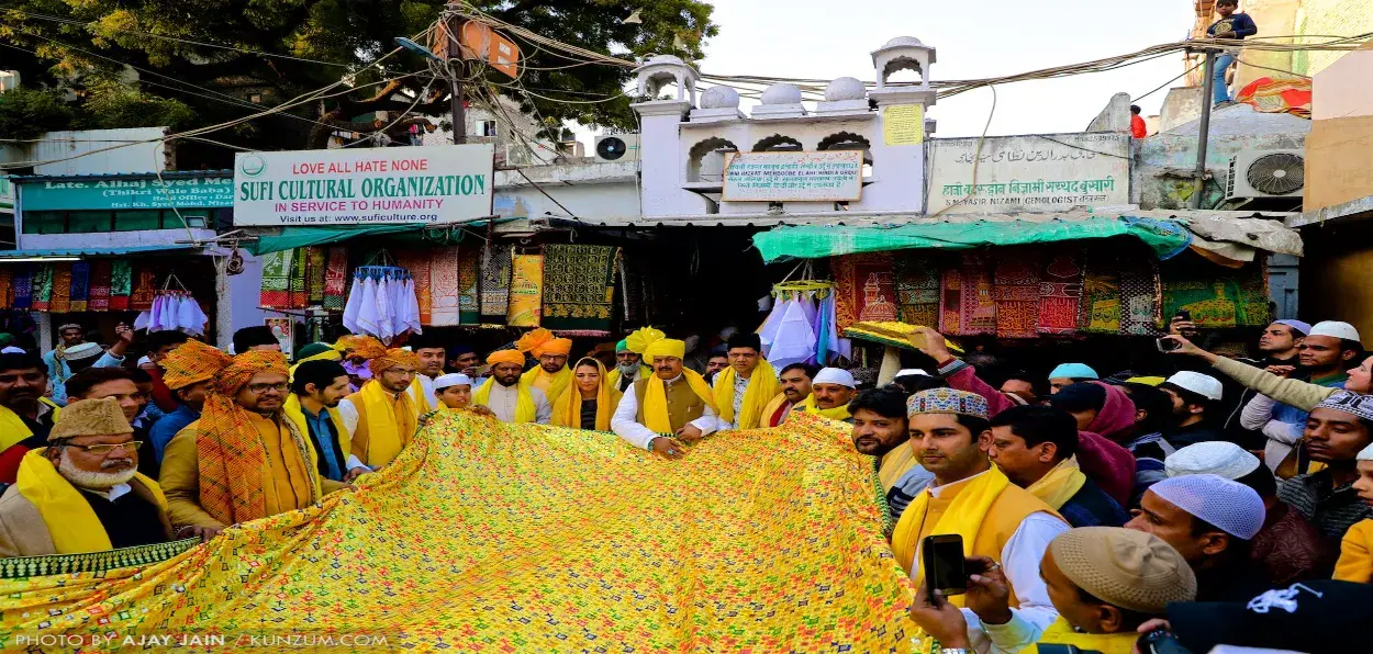 A yellow chaddar being taken for offering it at the Hazrat Nizamuddin Aulia's shrine