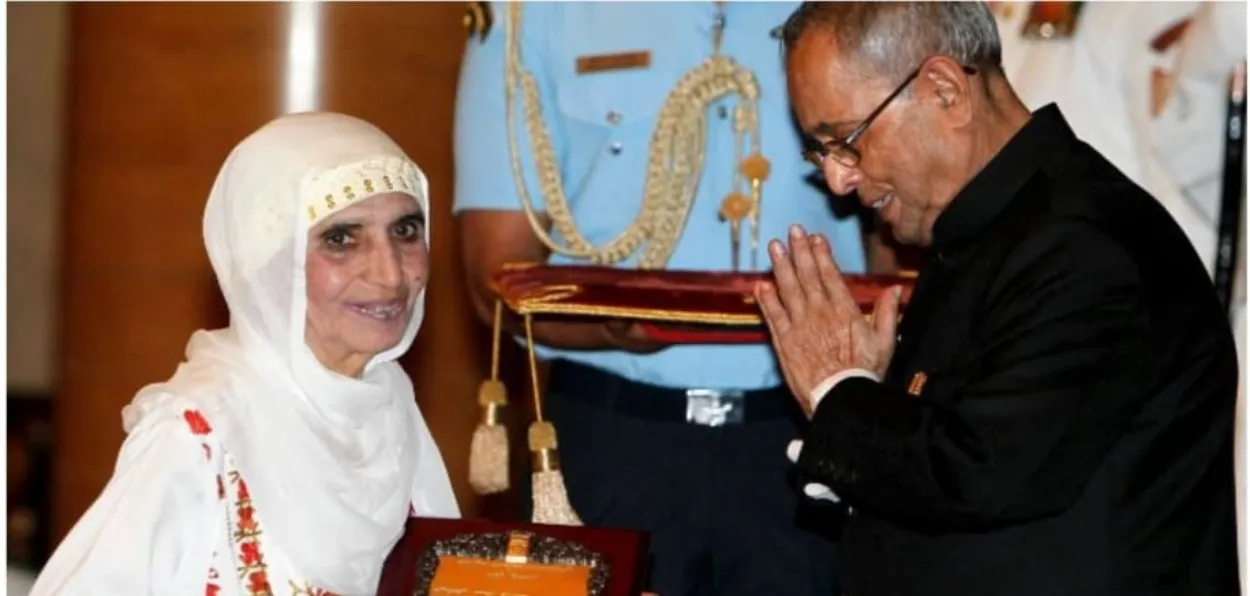 Singer Raj Begum receiving Padma Shri from President Pranab Mukherjee