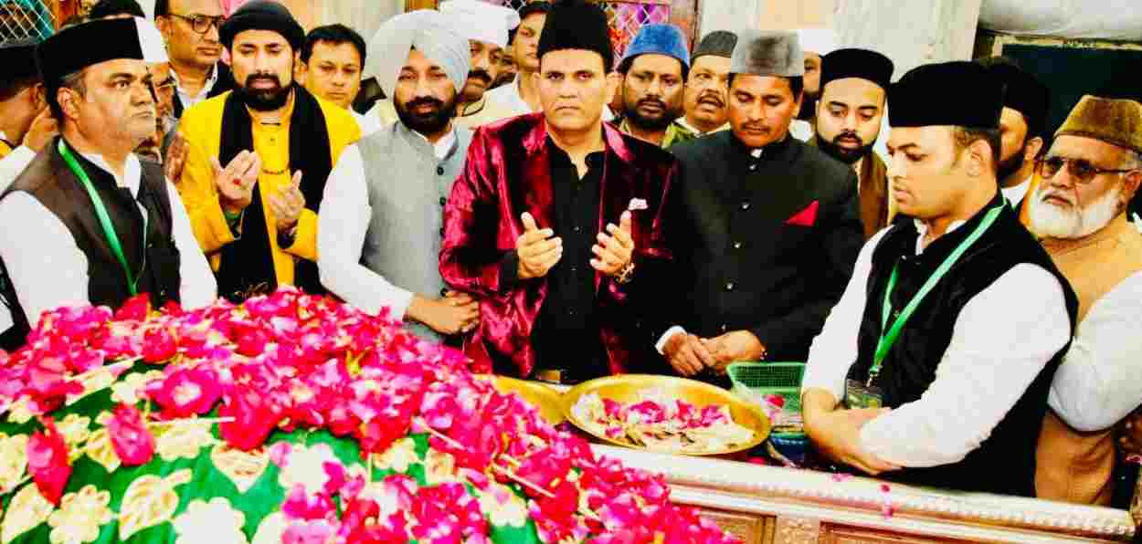 religious leaders paying tributes to Hazrat Baba Tajuddin  at his dargah