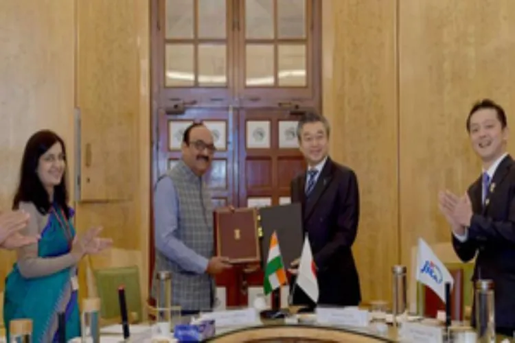 Vikas Sheel, Additional Secretary, Finance Ministry exchanging notes of agreement with Suzuki Hiroshi, Ambassador of Japan to India 