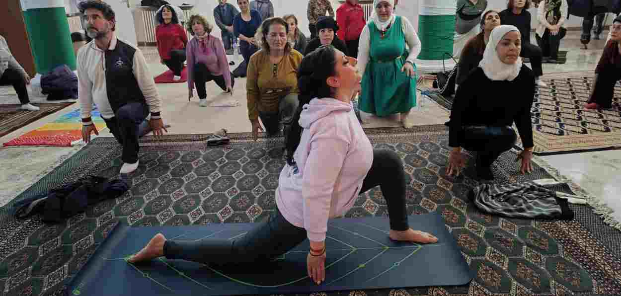 Riam Alshadaydeh conducting a yoga session in Damascus