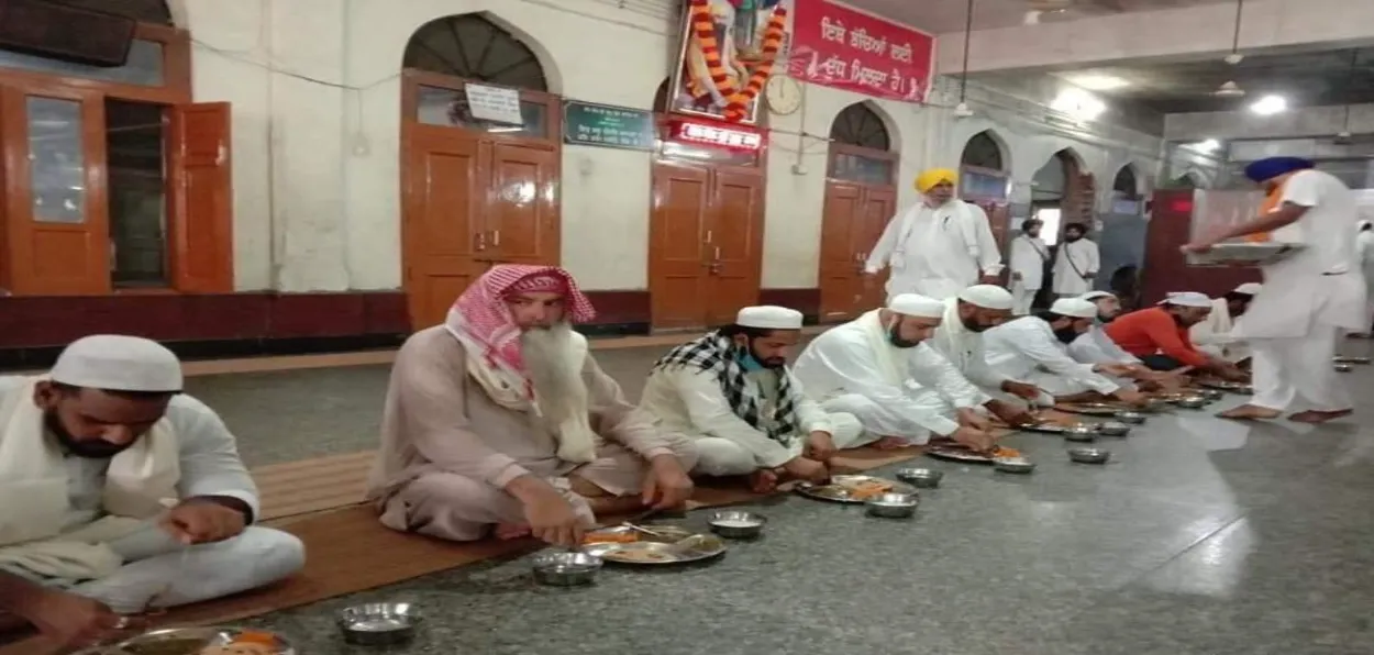 Muslims eating from Langar at a gurudwara in Punjab (X)