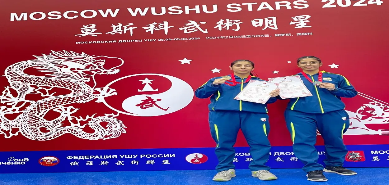 Ansa Chisti and Ayeera Chisti showing their medals at Moscow