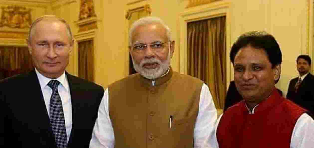 Violinist Ustad Asghar Hussain with Prime Minister Narendra Modi and President Vladimir Putin 