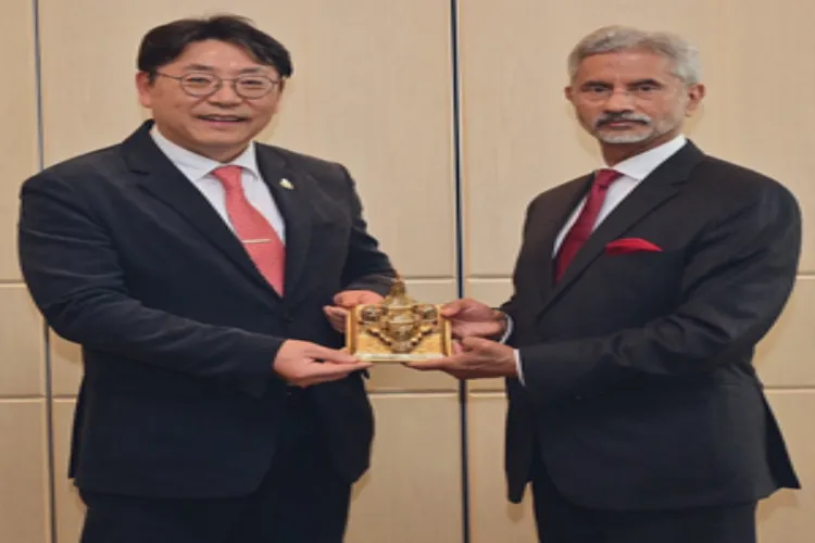 External Affairs Minister S. Jaishankar presenting a replica of Ayodhya's Ram Mandir to Hong Tae-yong, Mayor of Gimhae City in South Korea 