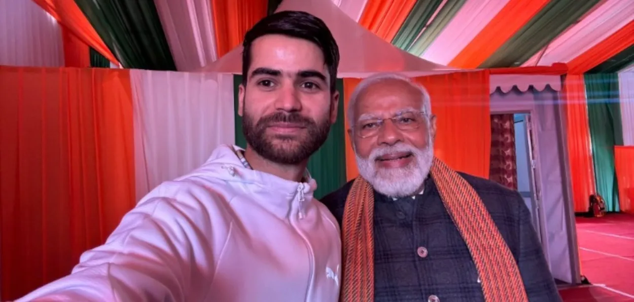 Nazim a young agri-entrepreneur from Pulwama, Kashmir, takes a selfie with Prime Minister Narendra Modi at his Srinagar rally
