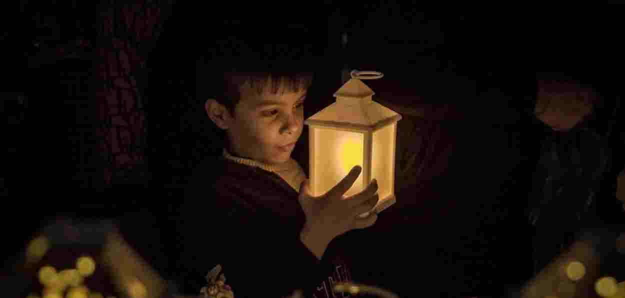 A Palestinian child celebrates the sighting on Moon by lighting a lam in Belalkh, Gazaa