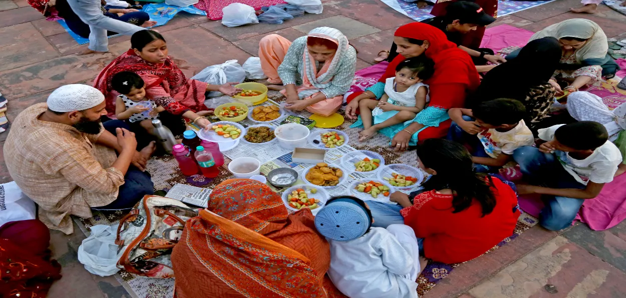 A family breaking their fast at Delhi's Jama Masjid (Ravi Batra)