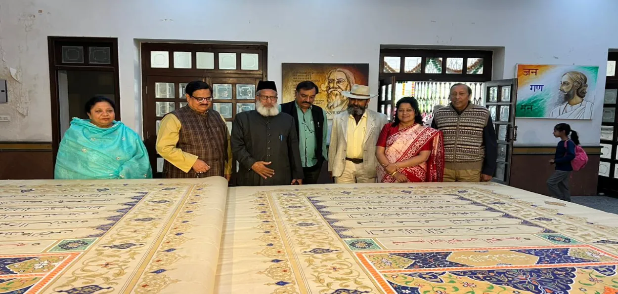 Maulana Jameel Ahmad Tonky (Second from right) showing the Quran at Rabindra Manch