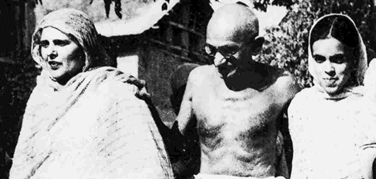 Mahatma Gandhi with Begum Akbar Jehan (Left) and her daughter Khalida Abdullah in Srinagar