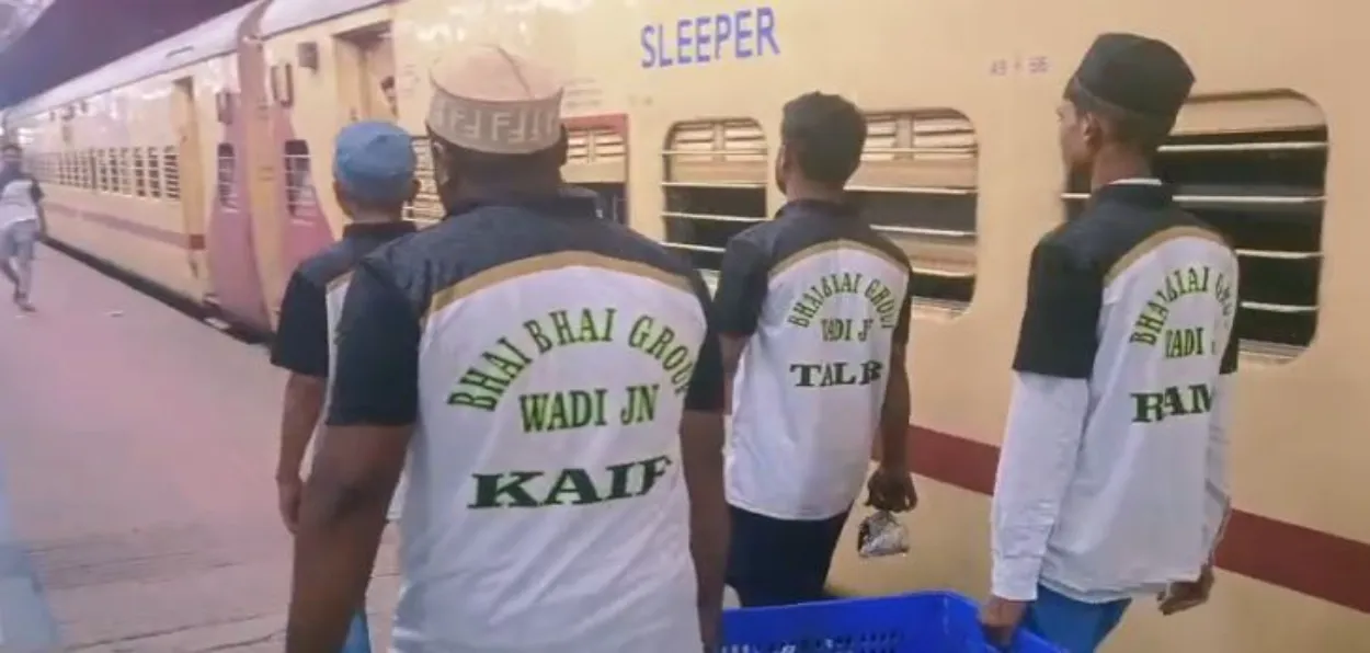 Volunteers of bhai Bhai group at the Wadi Railway Station