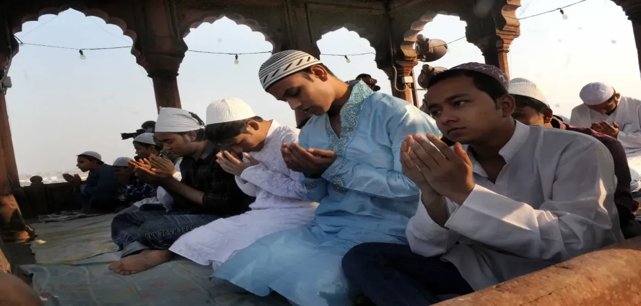 Muslim praying in Delhi